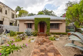 A Private Cottage Just Steps Away From the Beach and Hip Strip - Image 5