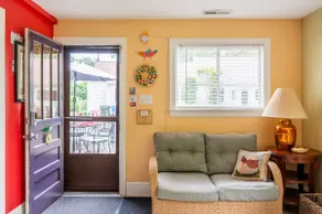 LaCasita, charming 2-story guest house near Duke - Image 3