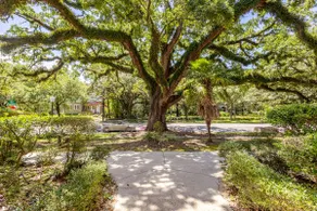 Small Studio Condo -Private balcony -Free Parking - Image 2