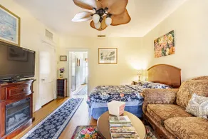 Small Studio Condo -Private balcony -Free Parking - Image 4