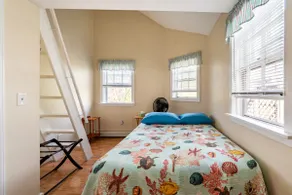 House of Three Gables - Image 3