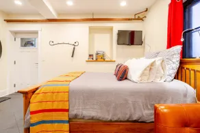 Stylish Studio in Historic Logan Square - Image 2