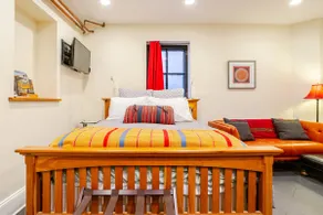 Stylish Studio in Historic Logan Square - Image 3