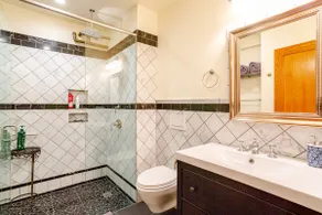Stylish Studio in Historic Logan Square - Image 5