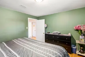 PRIVATE Apartment Mins to Hamilton Airport w/prkng - Image 2