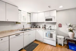 PRIVATE Apartment Mins to Hamilton Airport w/prkng - Image 4