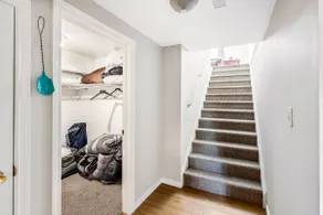 PRIVATE Apartment Mins to Hamilton Airport w/prkng - Image 5