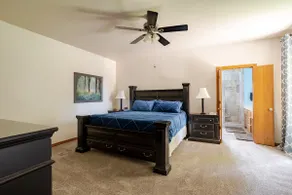 Open and bright - 4 bedrooms, 3 full bathrooms - Image 3