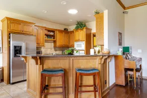 Open and bright - 4 bedrooms, 3 full bathrooms - Image 5
