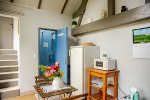 large independent room overlooking the garden - Image 5