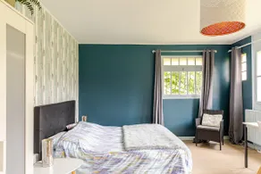 large independent room overlooking the garden - Image 3