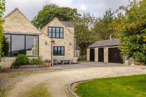 Spacious farmhouse with stunning valley views - Image 2