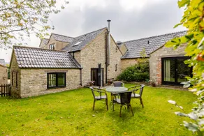 Spacious farmhouse with stunning valley views - Image 5
