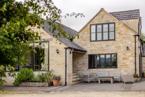 Spacious farmhouse with stunning valley views - Image 3