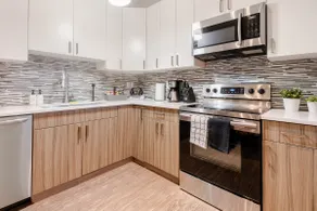 New Reno / Walk Score 80 / 2Bed Suite / Kitch /W/D - Image 5