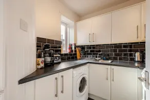 Self contained Flat close to Hydro, City & Westend - Image 4