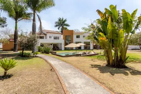 Beautiful house with a large garden, pool and jacuzzi. - Image 2