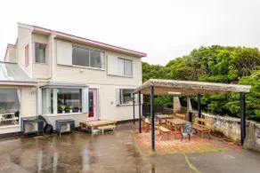 2-minute walk to the coast, sunrise views, 1 building rental for up to 15 people Has an upright piano - Image 2