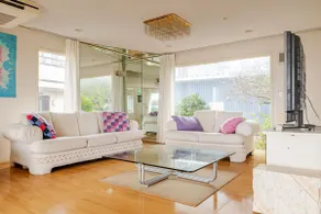2-minute walk to the coast, sunrise views, 1 building rental for up to 15 people Has an upright piano - Image 3
