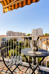 Upscale apartment with panoramic balcony - Image 4