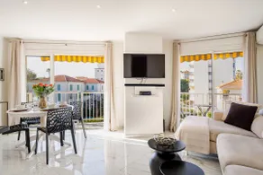 Upscale apartment with panoramic balcony - Image 5