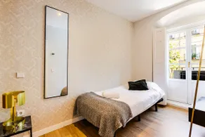 A Brand new Luxury- Muy Central- AC, up to 10 - Image 3