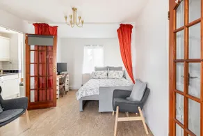 Quaint Garden Apartment near London & Tower Bridge - Image 4