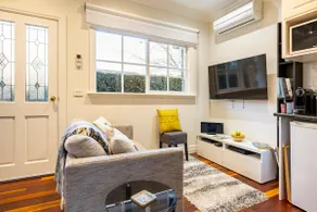 Tranquil Yarra Valley cottage with hot tub - Image 4