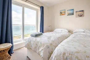 Apartment with Fabulous sea views near Bournemouth - Image 4
