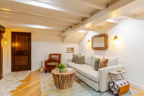 LUXURY HISTORIC APARTMENT ON THE BRICK STREETS - Image 4