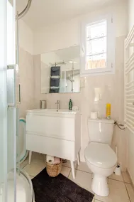 Air-conditioned 2-room apartment with private parking - Image 5