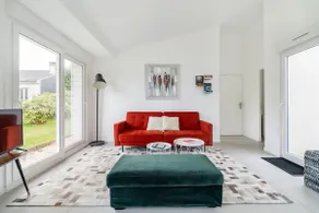 Villa with garden and private parking - Image 3