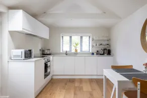 Self contained 1 bed house v near centre, parking - Image 4