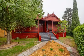 No 2: Charming and historic Carrington Cottage - Image 2