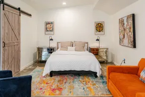 Bev Hills Adj. Home (3B) + Guest House (1B)/ Spa - Image 4