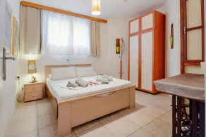 Apartment in a villa with garden - Image 3