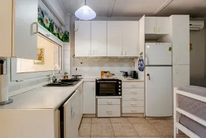Apartment in a villa with garden - Image 4
