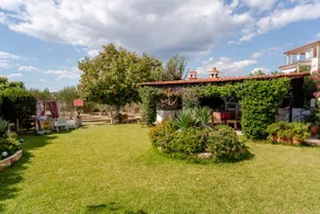 Apartment in a villa with garden - Image 5