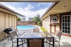 Vackert uppdaterat hus med 4 sovrum med privat pool - Image 3