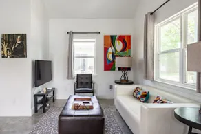New & central - Downtown mini-villa 1-BR w/hot tub - Image 3