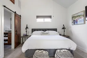 New & central - Downtown mini-villa 1-BR w/hot tub - Image 5