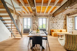 6-bed duplex in a 1696 Manor - Image 2