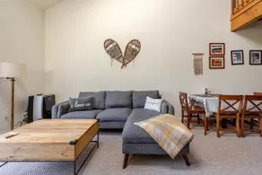 Cozy 3BR townhome w/views & smart climate control - Image 2