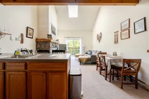 Cozy 3BR townhome w/views & smart climate control - Image 4