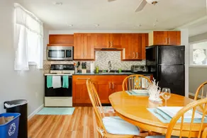 Private apartment with off street parking - Image 5