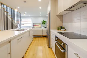 Central 2 Bedroom Townhouse on the Beach - Image 5