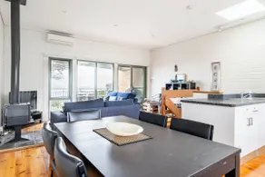 MORNINGTON BEACH APARTMENT  #5 : directly opposite the beach with great views. - Image 5
