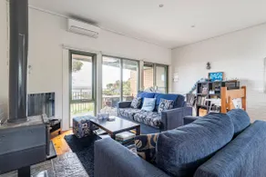 MORNINGTON BEACH APARTMENT  #5 : directly opposite the beach with great views. - Image 3
