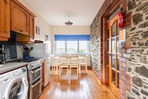 Lovely apartment overlooking the harbour and bay - Image 4