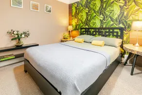 Luxury 5* Home with Secret Garden and Free Parking - Image 3